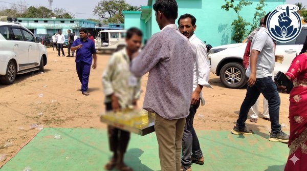 सुशासन तिहार में अव्यवस्था : बच्चों से बंटवाया गया नाश्ता और शरबत, आयोजन पर उठे सवाल