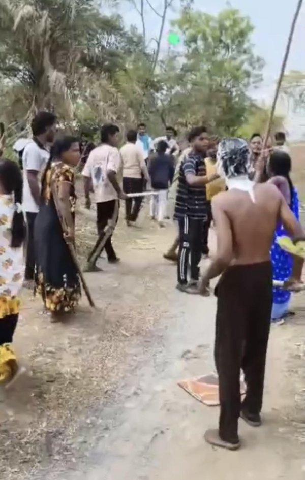 तालाब में मछली पकड़ने को लेकर खूनी संघर्ष, VIDEO वायरल
