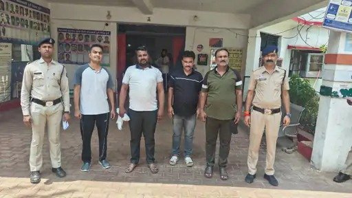 बदमाशों का आतंक : महज़ 7 मिनट में सूने मकान से उड़ाई 72 लाख की नकदी और जेवर, सीसीटीवी में कैद हुई वारदात