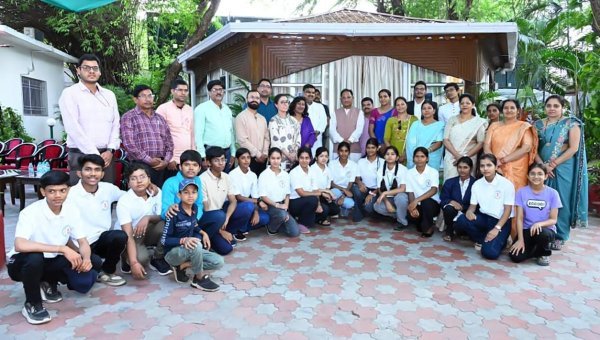 सफलता के लिए मेहनत : विद्यार्थियों की भविष्य की आकांक्षाओं पर मुख्यमंत्री की सराहना