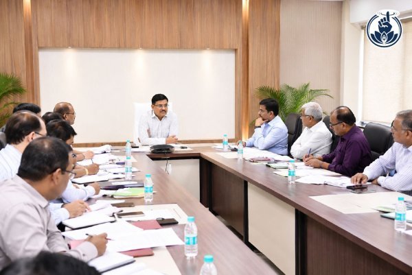 लोक निर्माण विभाग समीक्षा बैठक : निर्माण कार्यों में तेजी और सख्त मॉनिटरिंग के निर्देश