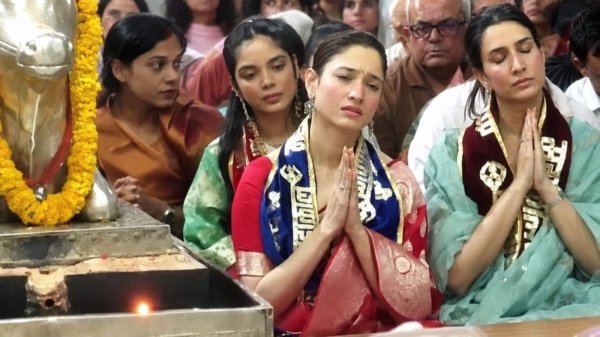 भक्ति में लीन तमन्ना : महाकाल की भस्म आरती देख हुईं भावुक, नंदी के कान में कही मन की बात