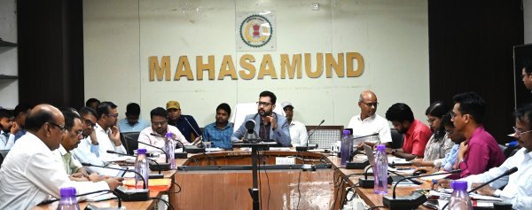 कलेक्टर की समीक्षा बैठक : धान उठाव, किसान पंजीयन और योजनाओं में तेजी के निर्देश