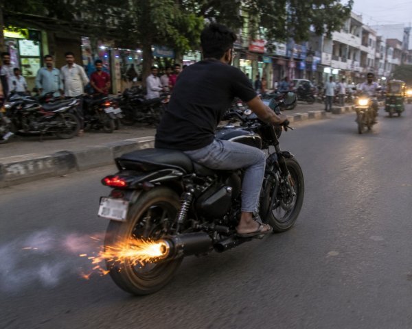 ‘साइलेंसर पटाखों’ का आतंक : तेज धमाकों से सहम रहे लोग, मुख्य सड़कों पर बढ़ा हादसों का खतरा