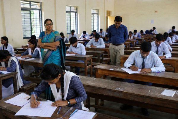 बोर्ड परीक्षा में लापरवाही : डिजिटल कैमरे के साथ पहुंचे छात्र, 5 शिक्षक-कर्मचारी तत्काल निलंबित