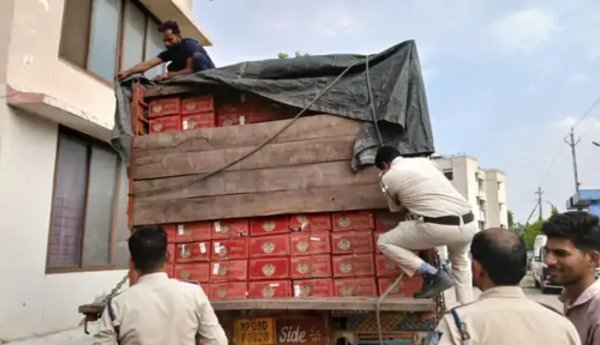 पुलिस की कार्रवाई : गूगल मैप के भरोसे चला ट्रक, 1500 पेटी शराब सहित थाने पहुंचा