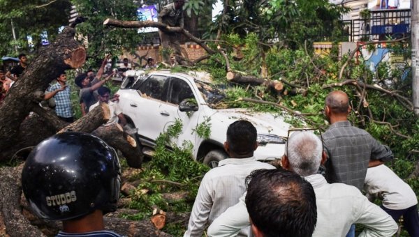 कुदरत का कहर : भीषण आंधी-तूफान ने मचाई तबाही, 55 की मौत, मलबे में तब्दील हुए घर