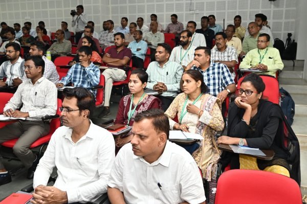 AI की ट्रेनिंग :  अधिकारियों को दिया गया विशेष प्रशिक्षण