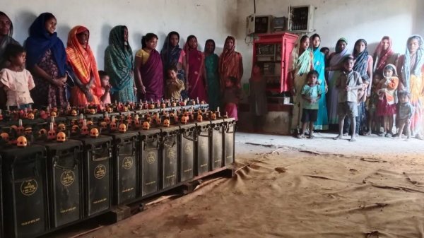 अंधेरे में डूबा अमूवारीपारा : 9 महीने से बंद पड़ा सोलर पावर प्लांट, गर्मी में तड़प रहे ग्रामीण