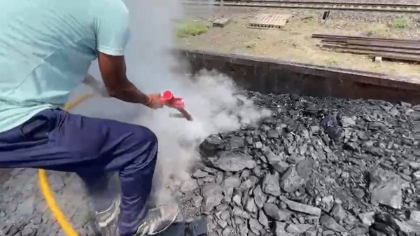 भड़की आग : गतौरा स्टेशन के पास कोयला लदी मालगाड़ी में लगी आग, मचा हड़कंप