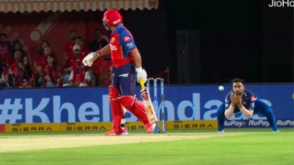 IPL 2026 : बुमराह की मेहनत पर फिरा पानी, नमन धीर बने मुंबई इंडियंस के लिए विलेन, टपकाया एक और आसान कैच