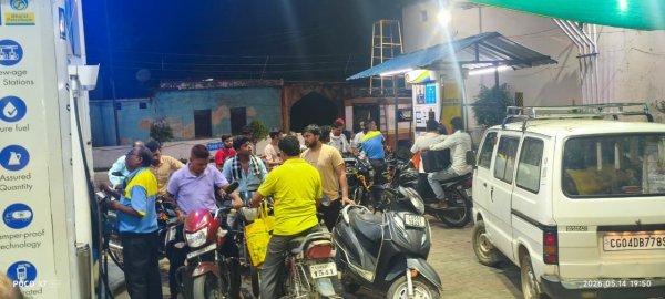ईंधन संकट गहराया : दोपहिया को 2 लीटर, चारपहिया को तय सीमा में पेट्रोल