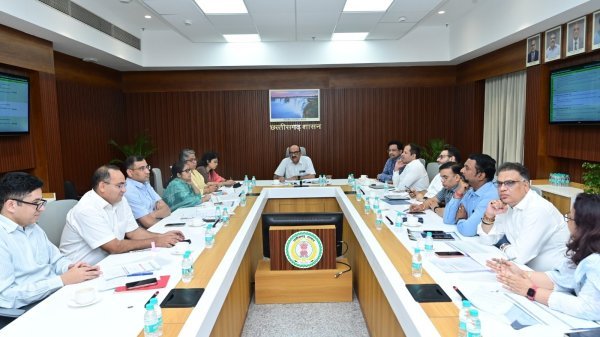 मुख्य सचिव की बैठक : योजनाओं की समीक्षा  पारदर्शिता के निर्देशदिए  दिए
