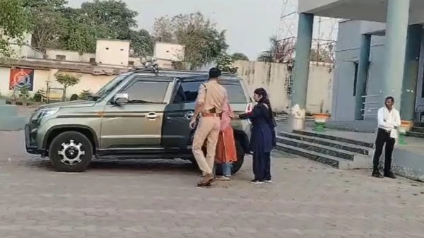 हाई-प्रोफाइल जाल : लेडी डॉक्टर बनकर आई मरीज़ ने बनाया अश्लील वीडियो, 5 लाख की रंगदारी मांगते ही पुलिस ने दबोचा
