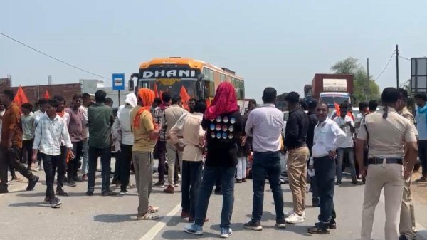 शराब भट्ठी का विरोध : पोंडी में शराब दुकान हटाने की मांग तेज, छात्रों ने NH-30 पर किया प्रदर्शन