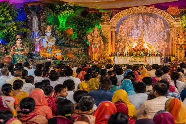 श्रीमद् भागवत : महापुराण कथा में उमड़ रही श्रद्धालुओं की भारी भीड़