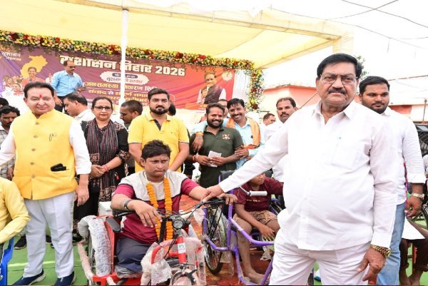 सुशासन तिहार : मुढ़ीपार शिविर में मंत्री दयाल दास बघेल ने अधिकारियों को दिए त्वरित समाधान के निर्देश