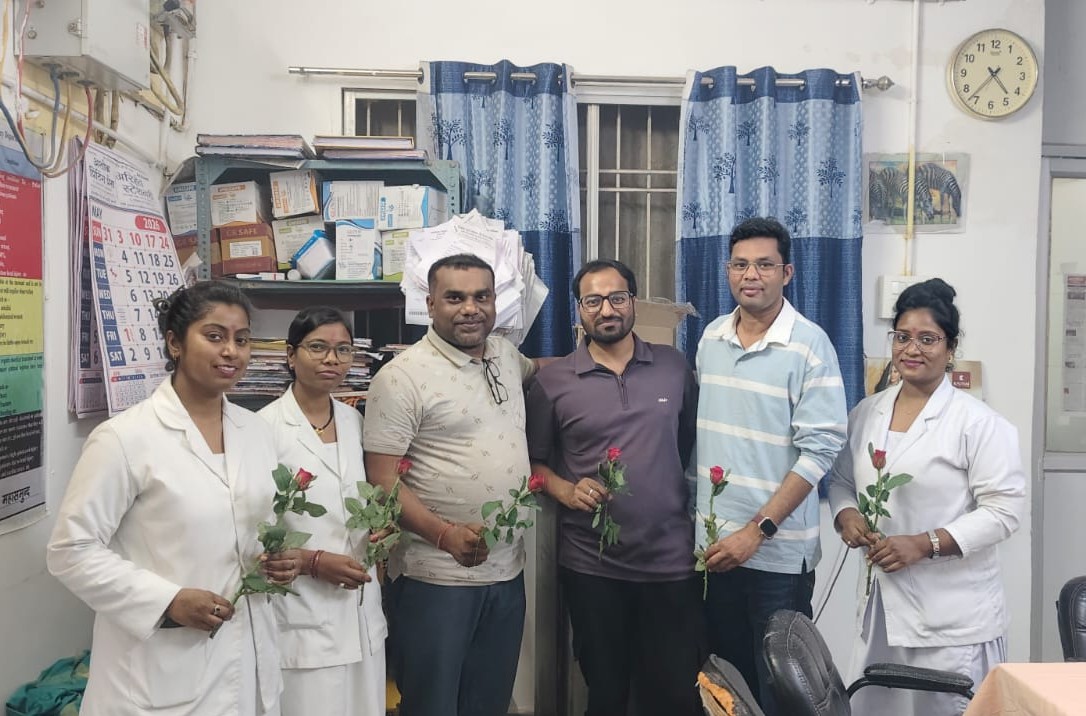 नर्स डे पर नर्सिंग स्टाफ का सम्मान करते ललित चक्रधारी