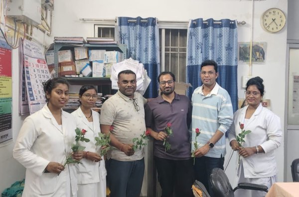 नर्स डे पर नर्सिंग स्टाफ का सम्मान, गुलाब-मिठाई देकर बढ़ाया हौसला