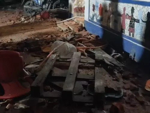 लाउडस्पीकर विवाद पर बवाल : पुलिस चौकी पर पथराव और गाड़ियों में तोड़फोड़, पैरामिलिट्री फोर्स तैनात