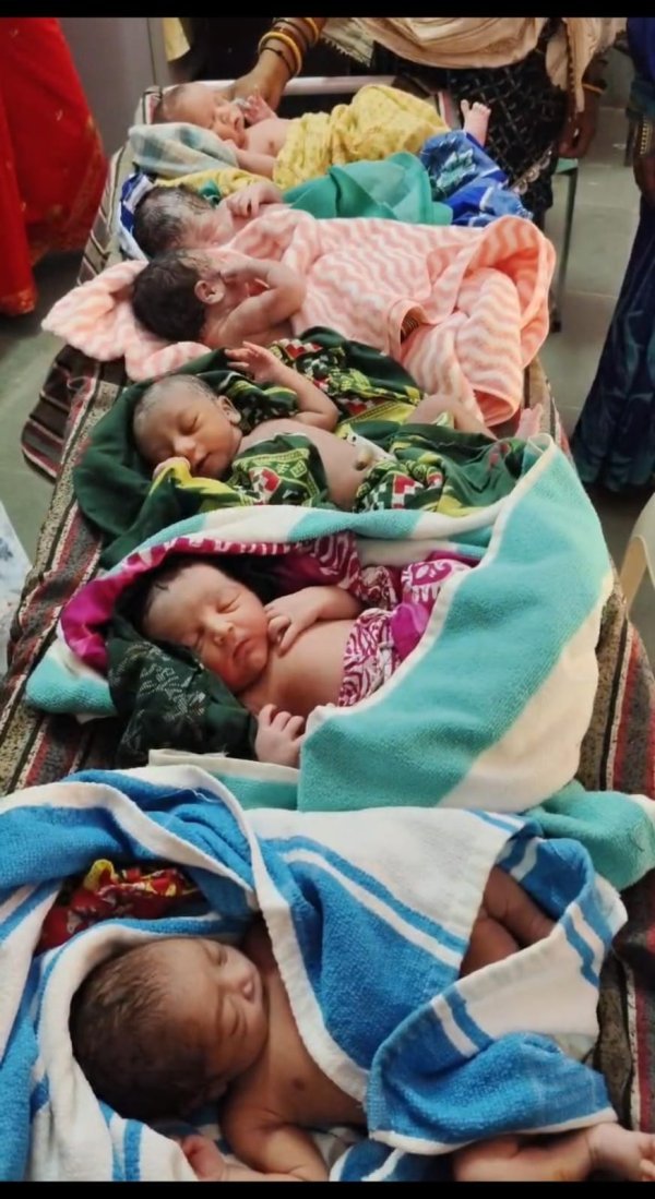 आकाशीय बिजली और अंधेरे के बीच बागबाहरा अस्पताल में गूंजी छह नवजातों की किलकारी