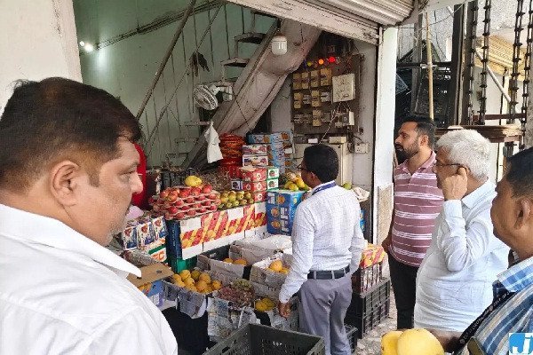 फल मार्केट में छापा : रायपुर में 40 किलो खराब फल नष्ट, कारोबारियों में मचा हड़कंप।