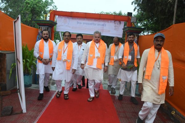 चंपारण  प्रशिक्षण : ई-रिक्शा से पहुंचे भाजपा पदाधिकारी, चंपारण प्रशिक्षण वर्ग में दिखी सादगी और संदेश
