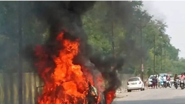 बड़ा हादसा टला : कोरबा से रायपुर जा रही कार में लगी भीषण आग