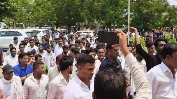 थाना घेराव : आरंग में कानून व्यवस्था पर सवाल, थाने के सामने मारपीट से मचा बवाल