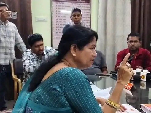 हाई-वोल्टेज ड्रामा : महापौर के केबिन में अधिकारियों को बंधक बनाने का आरोप, भारी पुलिस बल ने कराया मुक्त