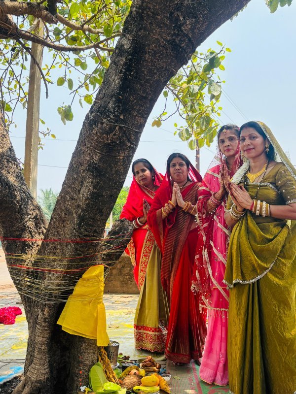 वट वृक्ष की पूजा कर पति और परिवार की सुख-समृद्धि की मांगी कामना