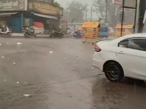 आफत की आंधी : रायपुर में गिरे ओले, सड़कें ब्लॉक] अगले 3 दिन 50 KM/H की रफ्तार से चलेगी हवा