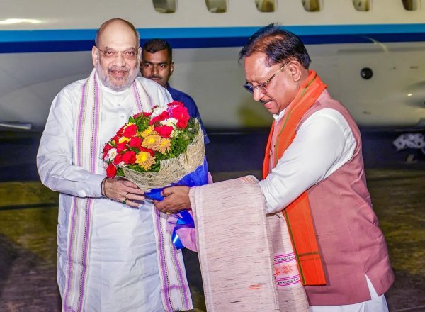 छत्तीसगढ़ दौरा : रायपुर पहुंचे गृह मंत्री अमित शाह, आज बस्तर में सुरक्षा और विकास कार्यों की देंगे बड़ी सौगात