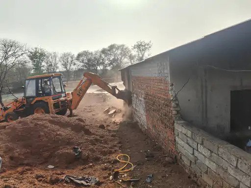 प्रशासन का एक्शन : सड्डू में चंदन डेयरी फैक्ट्री के अवैध कब्जे पर चली जेसीबी, करोड़ों की सरकारी जमीन मुक्त