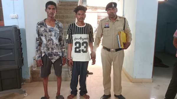दिनदहाड़े वारदात : बेटे के सामने पिता पर चाकू से हमला, मोबाइल-नकदी लूटी, 3 आरोपी गिरफ्तार