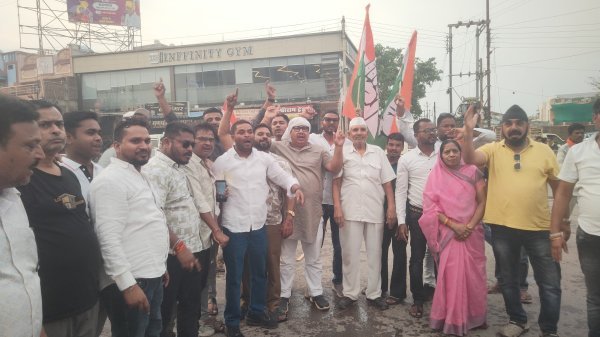 पीएम का पुतला दहन : ईंधन संकट पर कांग्रेस का बड़ा प्रदर्शन, बस स्टैंड चौक में फूंका प्रधानमंत्री का पुतला