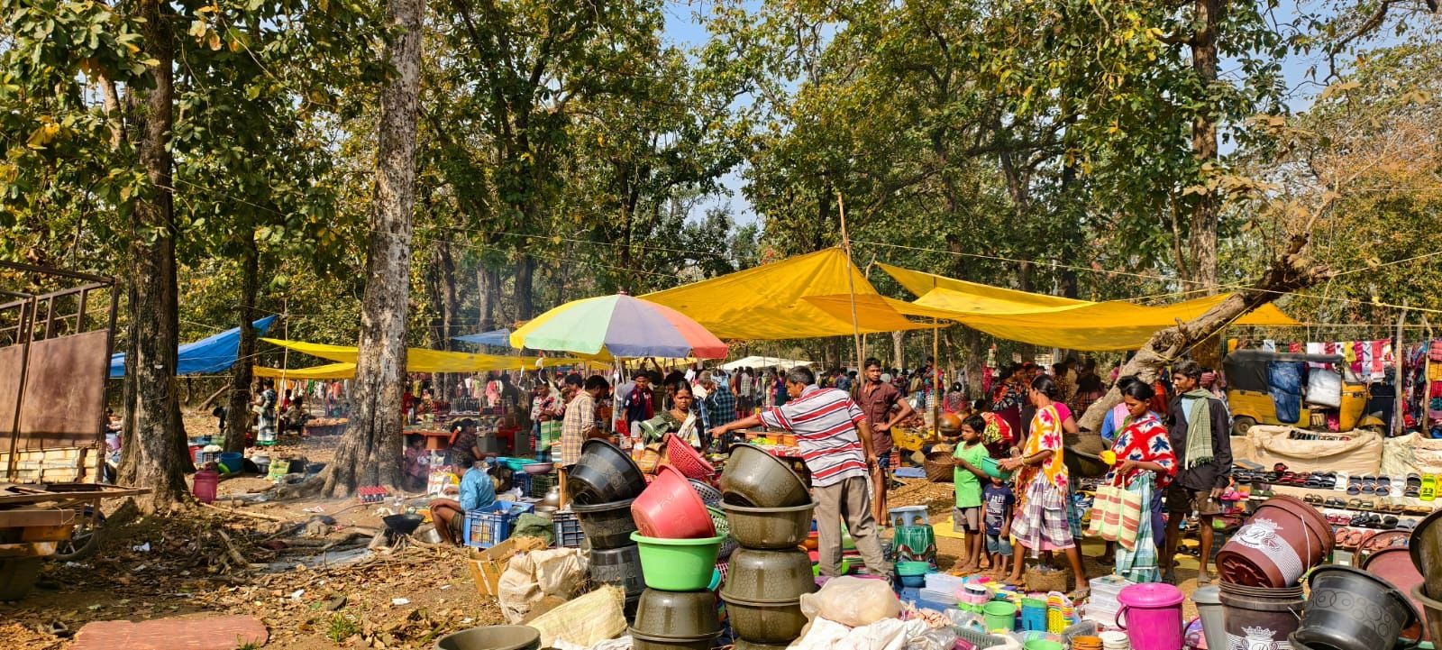बीजापुर के साप्ताहिक हाट-बाजार में उमड़ी ग्रामीणों की भीड़