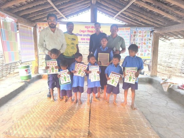 ऐतिहासिक दस्तक : कारकाबेड़ा में शिक्षा का नया सवेरा, बच्चों के हाथों में पहुंचीं किताबें