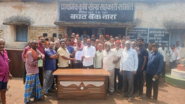 धरना प्रदर्शन : प्रति एकड़ खाद सीमा घटाने पर भड़के किसान, सोसायटी मैदान में प्रदर्शन