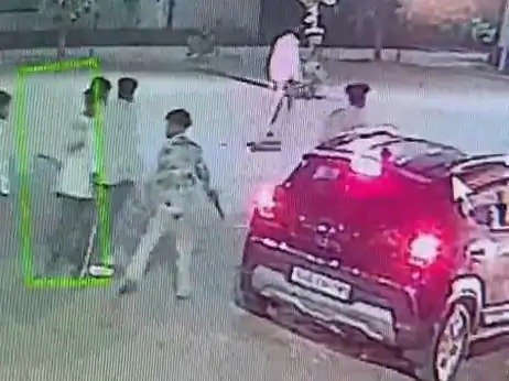मामूली टक्कर के बाद इंजीनियरिंग छात्रों को पीटा, बीच-बचाव करने आए राहगीर को मरणासन्न कर लूटी सोने की चेन