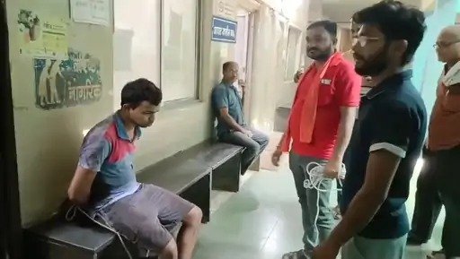 मोबाइल की सनक : अस्पताल जाने से ठीक पहले कलयुगी बेटे ने मां-बाप पर हसिए से किया ताबड़तोड़ हमला, हालत गंभीर