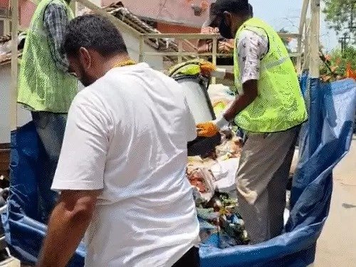 रायपुर में राहत : 3 दिन बाद फिर गूंजी कचरा गाड़ी की घंटी, विवाद के बाद काम पर लौटे सफाई कर्मी, नेता प्रतिपक्ष ने खुद चलाई गाड़ी