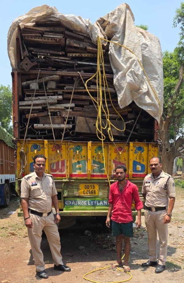 ऑपरेशन प्रहार : रायगढ़ पुलिस का बड़ा एक्शन, ट्रक भर कबाड़ और हजारों किलो सरिया जब्त
