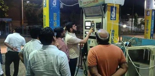 प्रशासन का हंटर : नियमों की धज्जियां उड़ाने वाला पेट्रोल पंप सील, इधर लगातार दूसरी बार बढ़े तेल के दाम, जनता बेहाल