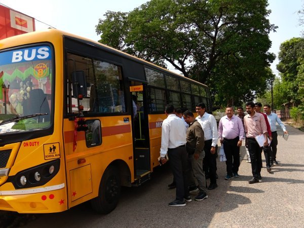 प्रशासन की मिसाल : 23 अधिकारी एक बस में पहुंचे गांव, दिया ईंधन बचत का संदेश