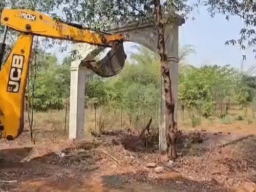 प्रशासन का बुलडोजर : फेफड़े मनगटा में 100 एकड़ की अवैध प्लॉटिंग जमींदोज, FIR की तैयारी!