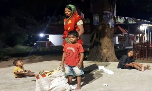मानवता की मिसाल : देर रात रोती महिला और बच्चों की युवकों ने की मदद