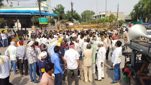 खाद-डीजल संकट पर भड़के किसान, आरंग में मंत्री कार्यालय का घेराव