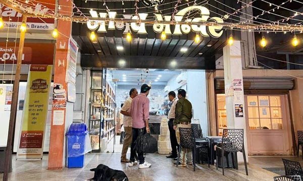 विवाद : ग्राहकों को खतरनाक मिठाई बेचने का आरोप, जांच में जुटी खाद्य टीम
