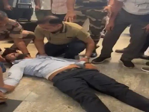 एयरपोर्ट पर हादसा : 30 फीट ऊंची फॉल्स सीलिंग से गिरकर संविदाकर्मी की मौत